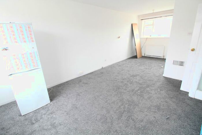 2 Bedroom Town House To Rent In Tenby Drive, Luton LU4