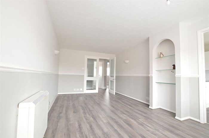 2 Bedroom Flat To Rent In Veronica Gardens, London, SW16