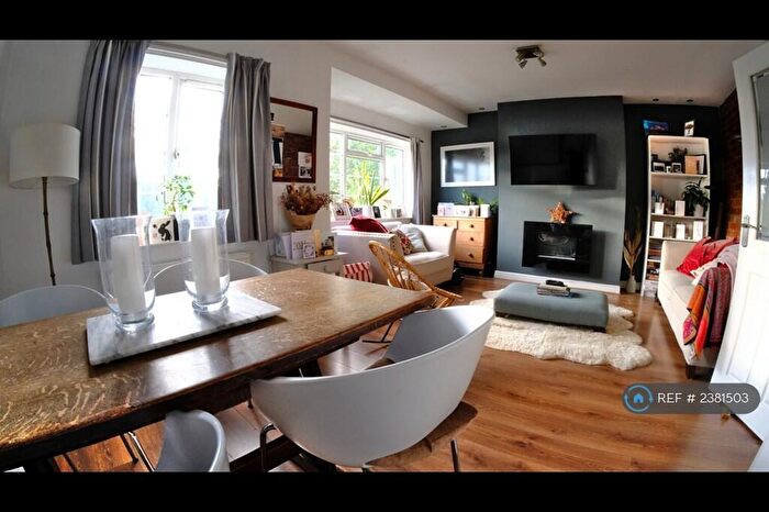 2 Bedroom Flat To Rent In New Adel Lane, Leeds, LS16