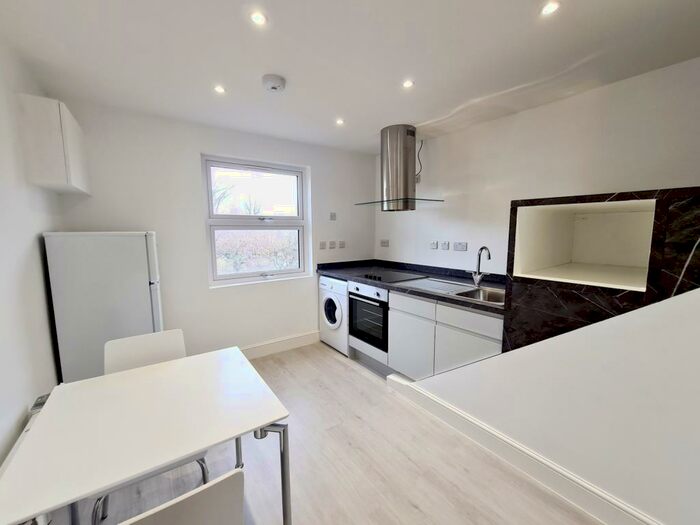 Flat To Rent In Archway Road, Highgate, N6