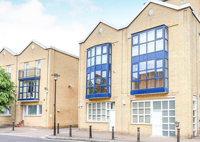 3 Bedroom Flat To Rent In Rotherhithe Street, London, London, SE16