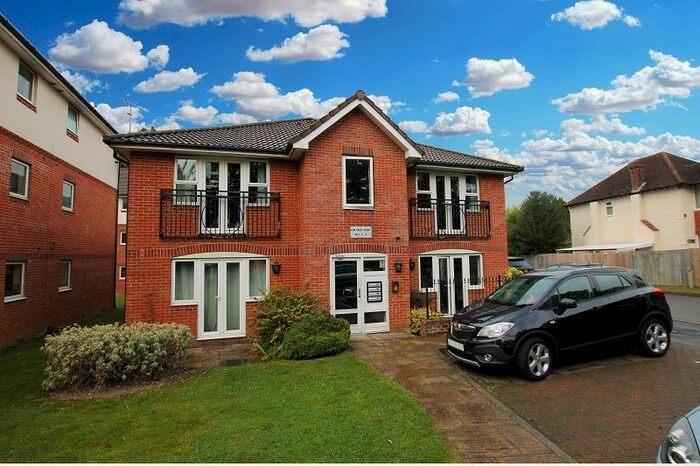 2 Bedroom Flat To Rent In Elmcroft Court, Three Bridges Road, Crawley, West Sussex. RH10
