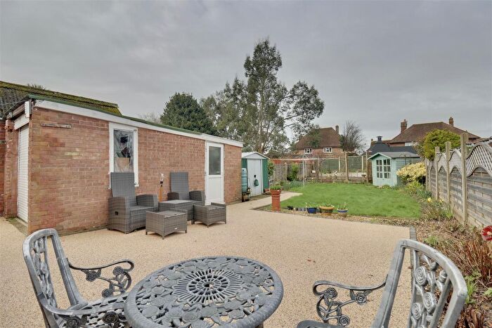 2 Bedroom Semi Detached Bungalow For Sale In Carshalton Avenue, Portsmouth, PO6