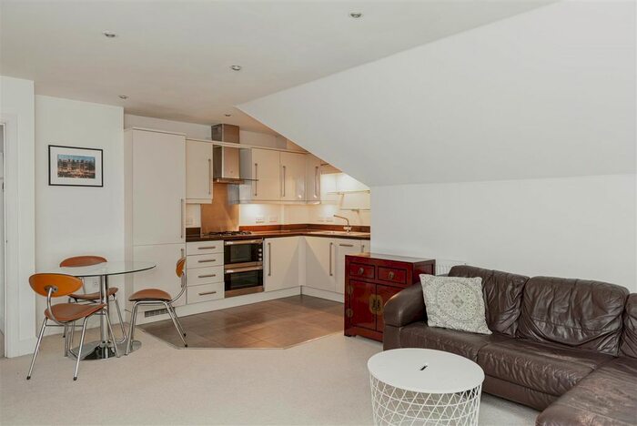 2 Bedroom Flat For Sale In Reigate Hill, Reigate, RH2