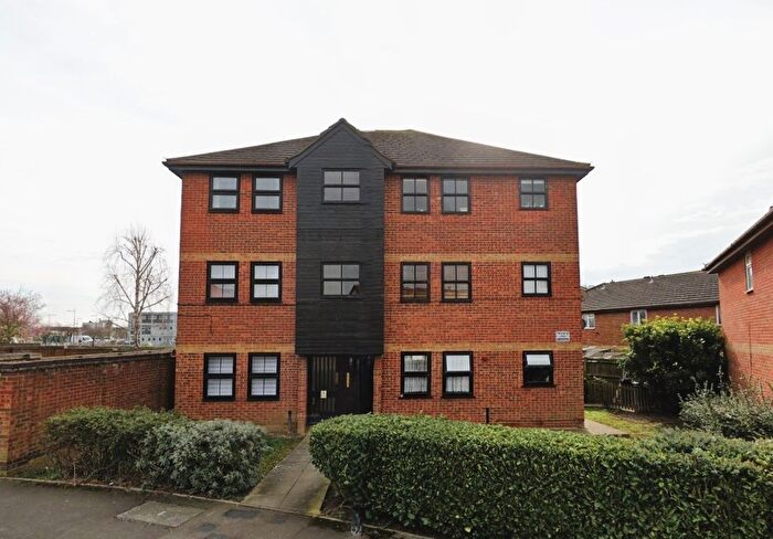 2 Bedroom Flat To Rent In Hazelwood Park Close, Chigwell, IG7