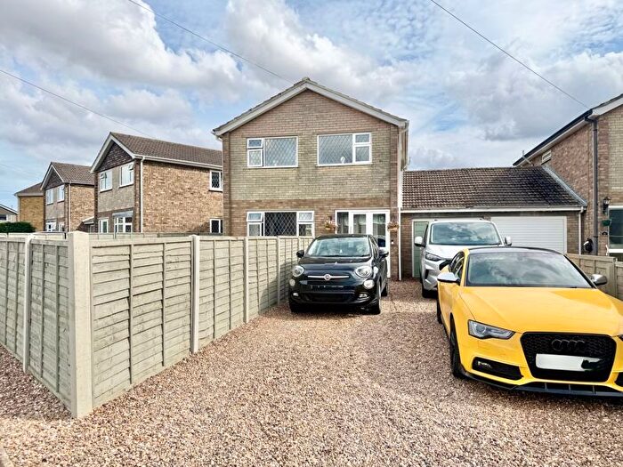 3 Bedroom Link Detached House For Sale In Amanda Drive, Louth, LN11