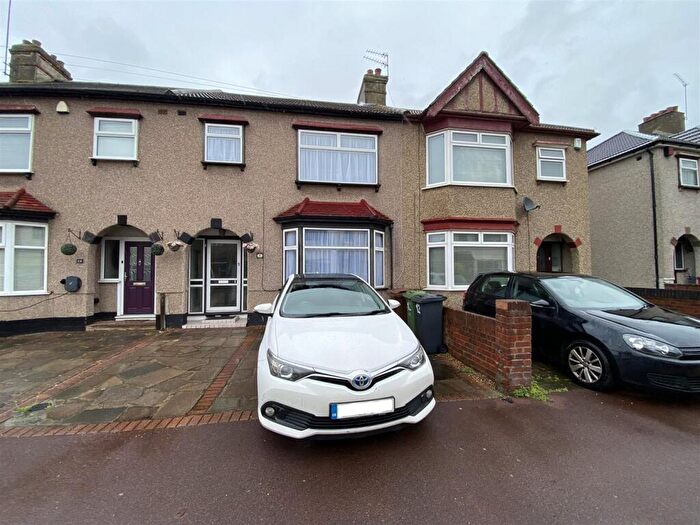 3 Bedroom Terraced House To Rent In Sandown Avenue, Dagenham, RM10