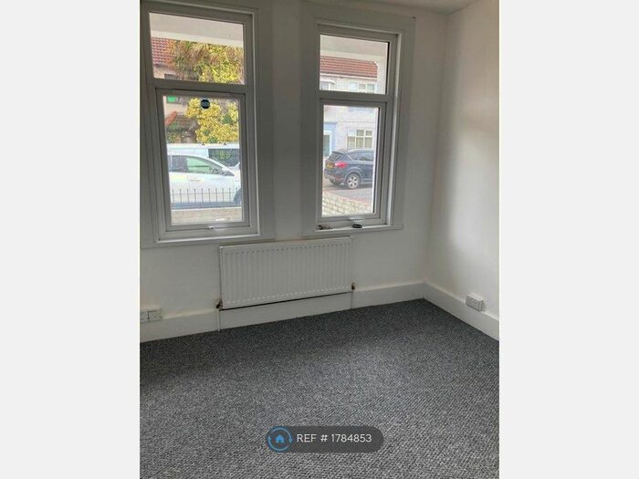 2 Bedroom Flat To Rent In Hildaville Drive, Southend On Sea, SS0