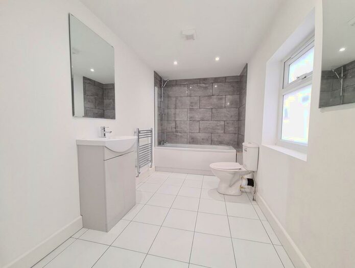 2 Bedroom Maisonette To Rent In High Street South, Dunstable, LU6