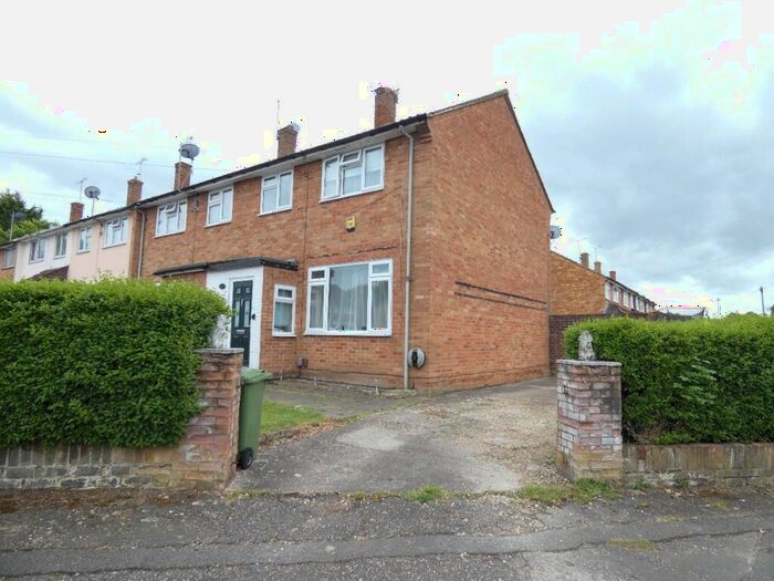 3 Bedroom End Of Terrace House To Rent In Hetherington Close, Slough, SL2