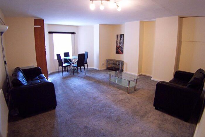 2 Bedroom Flat To Rent In Bainbrigge Road, Leeds, LS6