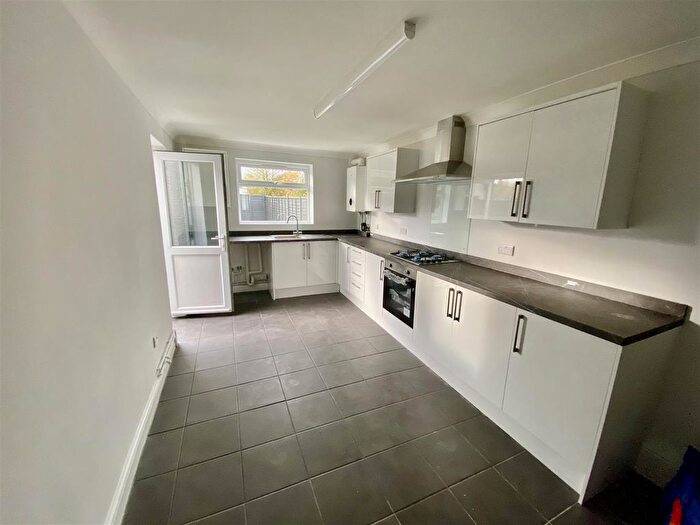 3 Bedroom Terraced House For Sale In Cricklade Road, Gorse Hill, Swindon, SN2