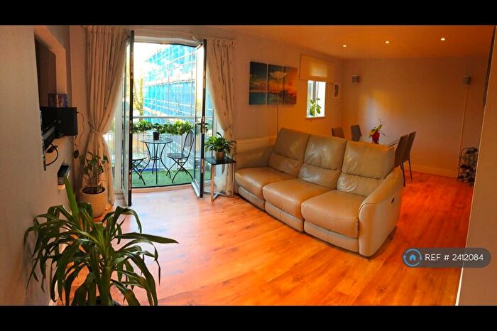 1 Bedroom Flat To Rent In Dovecot Road, High Wycombe, HP13