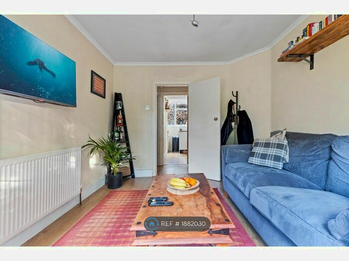 2 Bedroom Flat To Rent In Tudor Court, London, E17