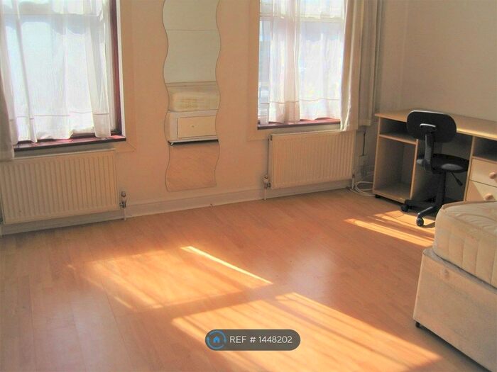 3 Bedroom Flat To Rent In Vicarage Lane, London, E15