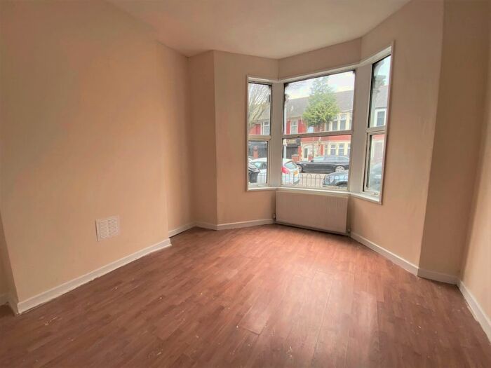 2 Bedroom Flat To Rent In Corporation Road, Grangetown, Cardiff, CF11