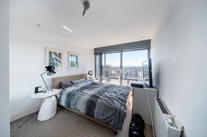 2 Bedroom Flat To Rent In Crispin Lofts, New York Road, Leeds, West Yorkshire, LS2