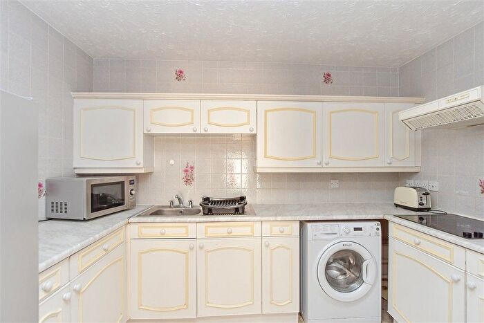 2 Bedroom Flat For Sale In Barkers Court, Sittingbourne, Kent, ME10