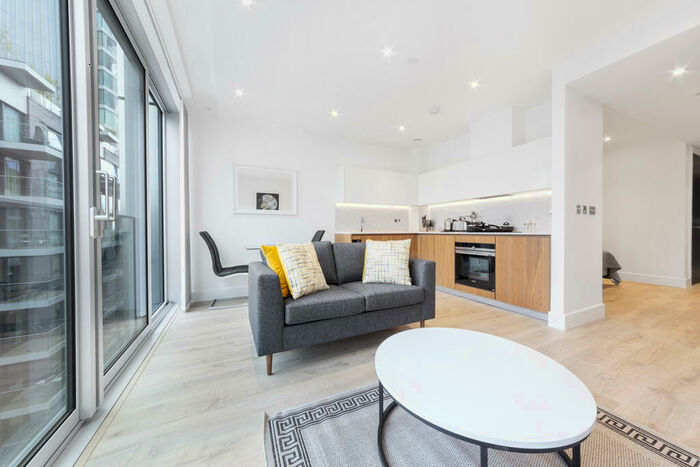 Apartment To Rent In Piazza Walk, London, E1
