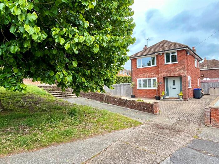 3 Bedroom Detached House For Sale In Thistlebarrow Road, Salisbury, SP1