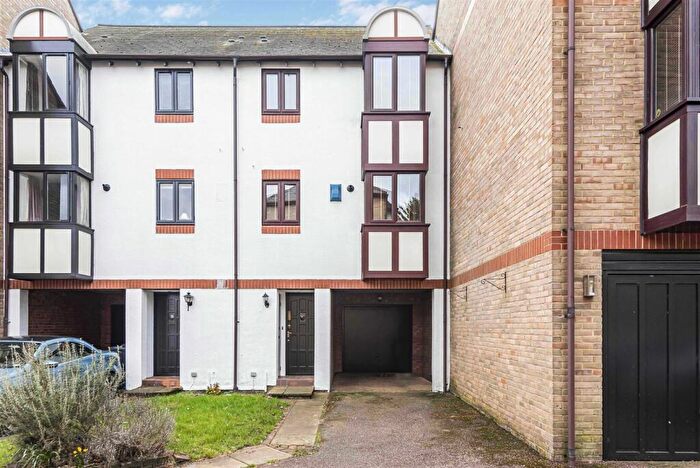 3 Bedroom Town House To Rent In Heron Island, RG4