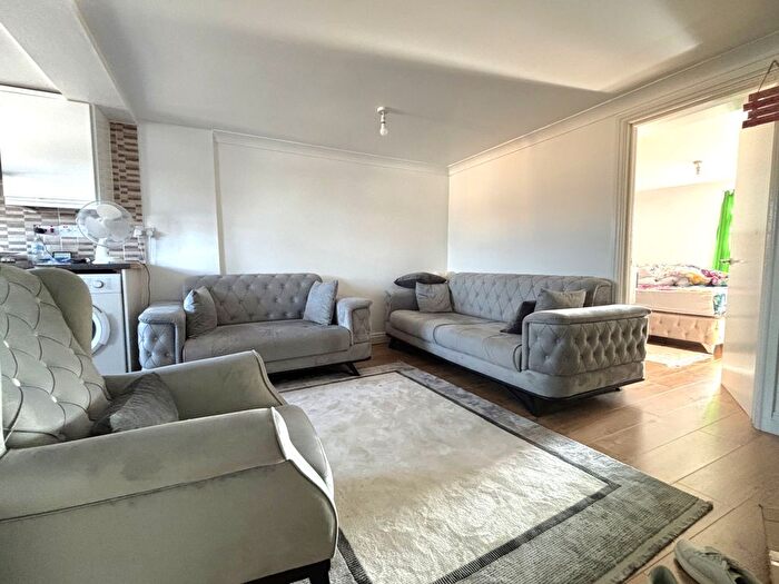 2 Bedroom Flat To Rent In High Street, Waltham Cross, EN8