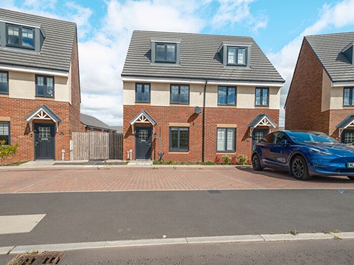 3 Bedroom Semi-Detached House For Sale In Wagtail Gardens, Ryton, Tyne And Wear, NE40
