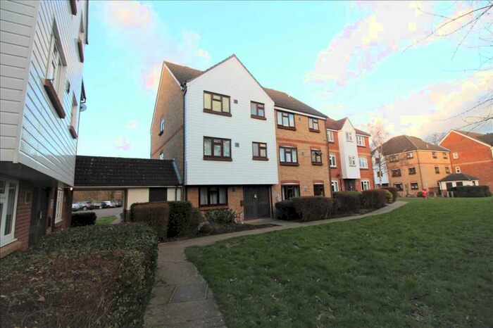 1 Bedroom Apartment To Rent In One Bedroom Top Floor Flat, CM2