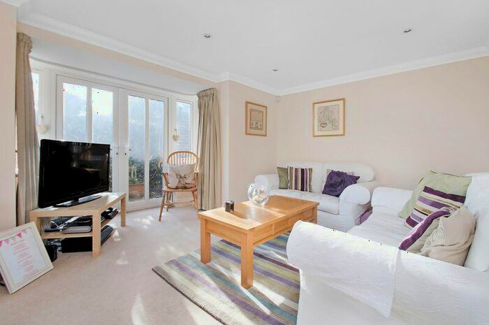 2 Bedroom Apartment To Rent In Airlie Road, St. Cross, SO22