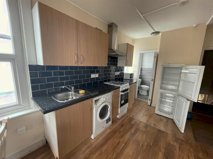 Studio To Rent In Layton Road, Hounslow, TW3