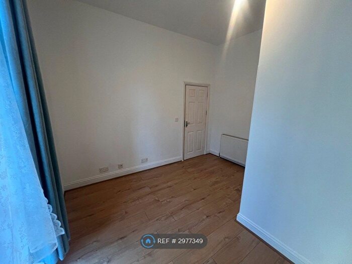 Studio To Rent In Station Road, London, N3