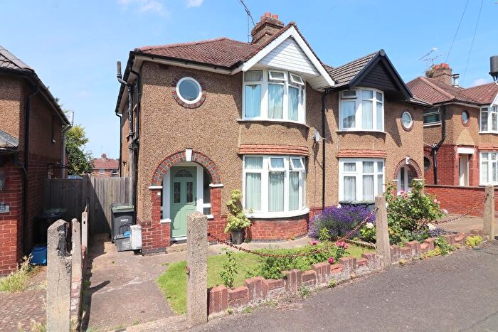 3 Bedroom Semi-Detached House For Sale In Windermere Crescent, Luton, Bedfordshire, LU3