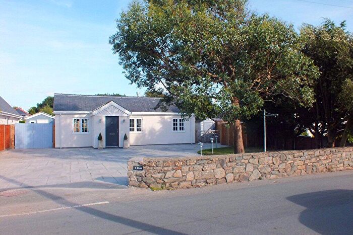 3 Bedroom Bungalow For Sale In Beach Road, Morfa Bychan, Porthmadog, Gwynedd, LL49