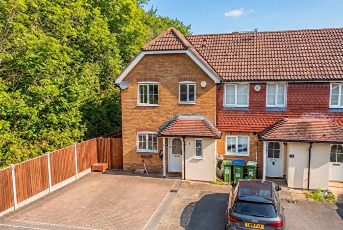 3 Bedroom End Of Terrace House For Sale In Bascombe Grove, Crayford, Dartford, Kent, DA1