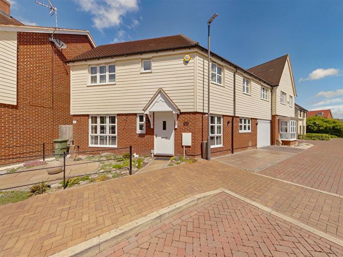 4 Bedroom Semi-detached House For Sale In Provis Wharf, Aylesbury, Buckinghamshire, HP20