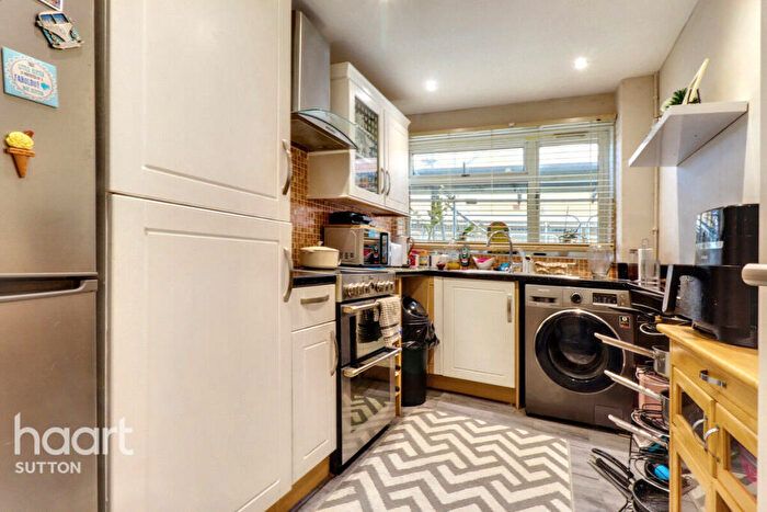 2 Bedroom Flat For Sale In Thicket Road, Sutton, SM1