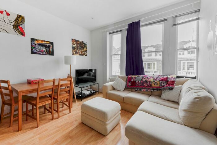 2 Bedroom Flat To Rent In Coleherne Road, Earls Court, London, SW10
