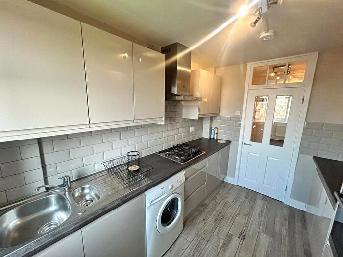 3 Bedroom Flat To Rent In Balham Hill, London, SW12