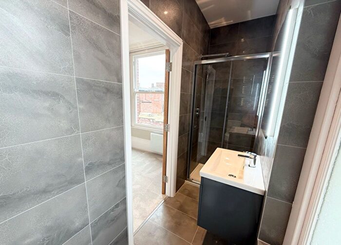 3 Bedroom Flat To Rent In Sandy Walk, Wakefield, WF1
