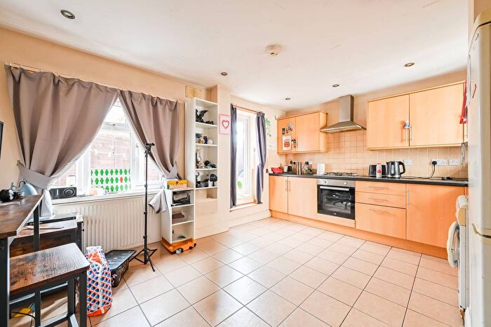 2 Bedroom Flat For Sale In Palace Road, Bounds Green, London, N11
