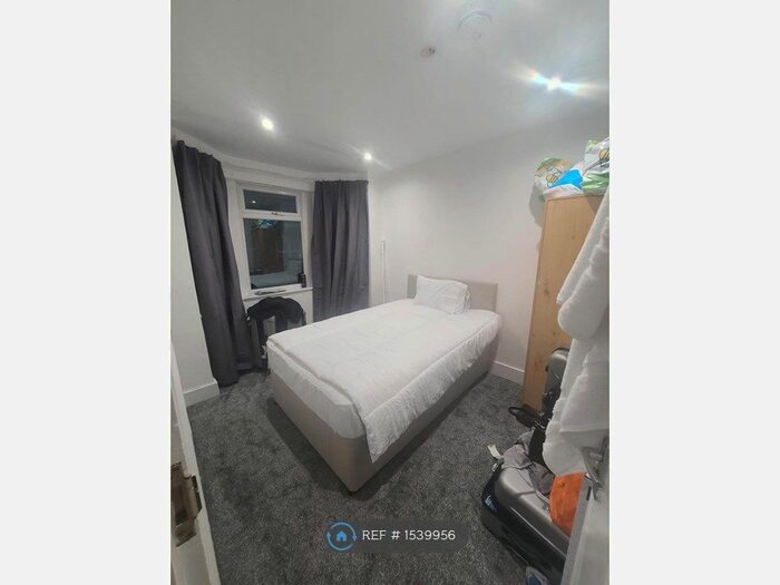 5 Bedroom Terraced House To Rent In Brighton Road, Reading, RG6