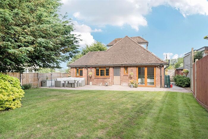 3 Bedroom Chalet For Sale In Lower Road, East Farleigh, Maidstone, ME15