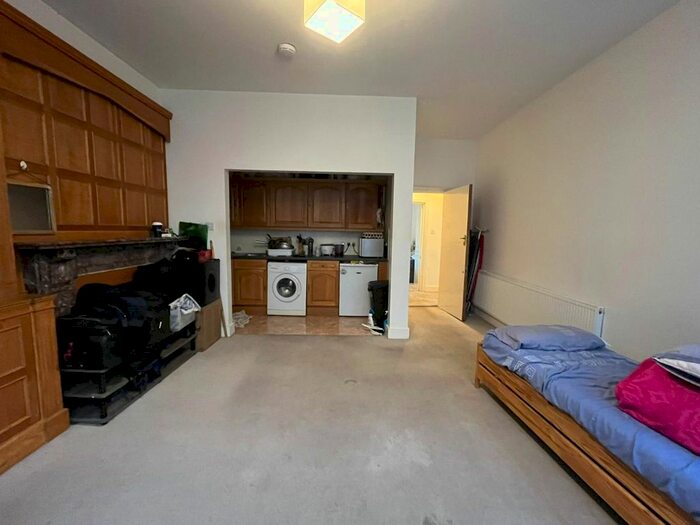 1 Bedroom Flat To Rent In High Road, London, N12