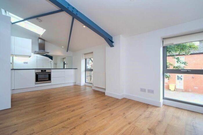 2 Bedroom Flat To Rent In Oak Lane, Twickenham TW1
