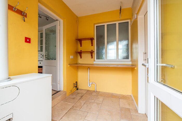 4 Bedroom Detached House For Sale In Furzebrook Road, Wareham, BH20 - Photo 7