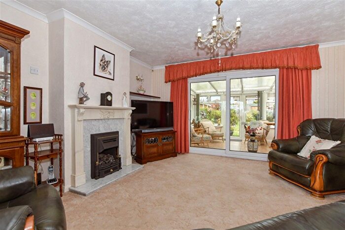 3 Bedroom Chalet For Sale In Vauxhall Crescent, Snodland, Kent, ME6