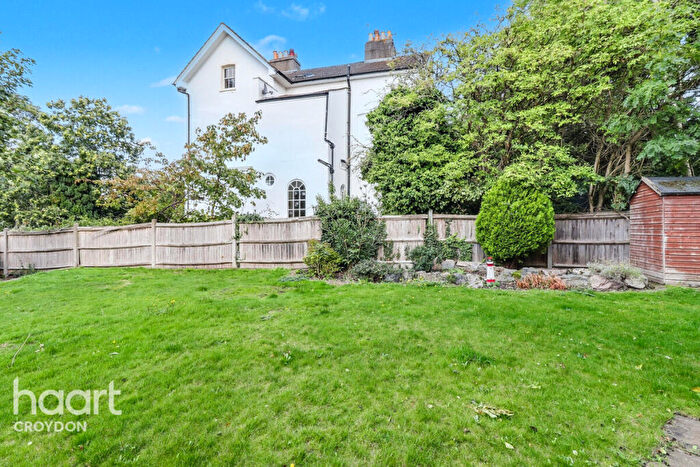 4 Bedroom End Of Terrace House For Sale In Waldronhyrst, South Croydon, CR2