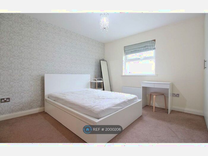 2 Bedroom Flat To Rent In White Lodge Close, Isleworth, TW7