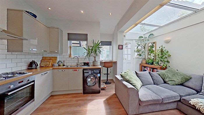 1 Bedroom Flat For Sale In Franche Court Road, London, SW17