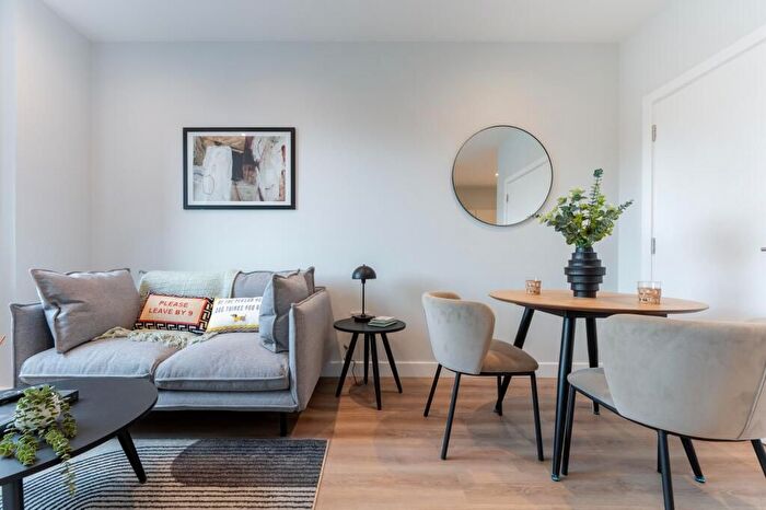 3 Bedroom Flat To Rent In Stowe Road, London, W12